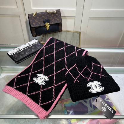 SET HAT AND SCARF IN BLACK MIX BRIGHT PINK WOOL 422596