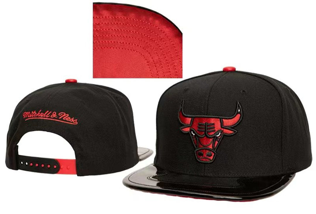 Chicago Bulls Men's Mitchell & Ness NBA Snapback Hat
