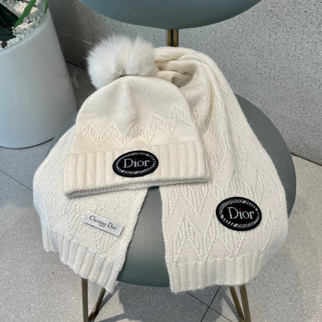 SET KNITTED SCARF AND HAT IN WHITE WOOL AND FOX FUR 434630